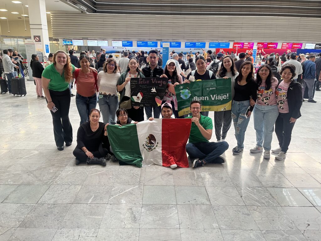 UKM con bandera Vale y Andi
